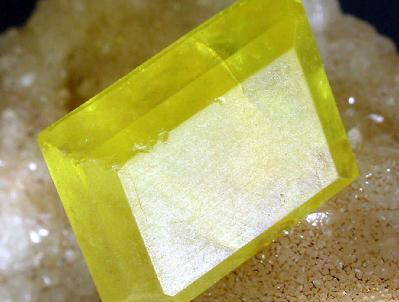 Sulphur: Mineral information, data and localities.