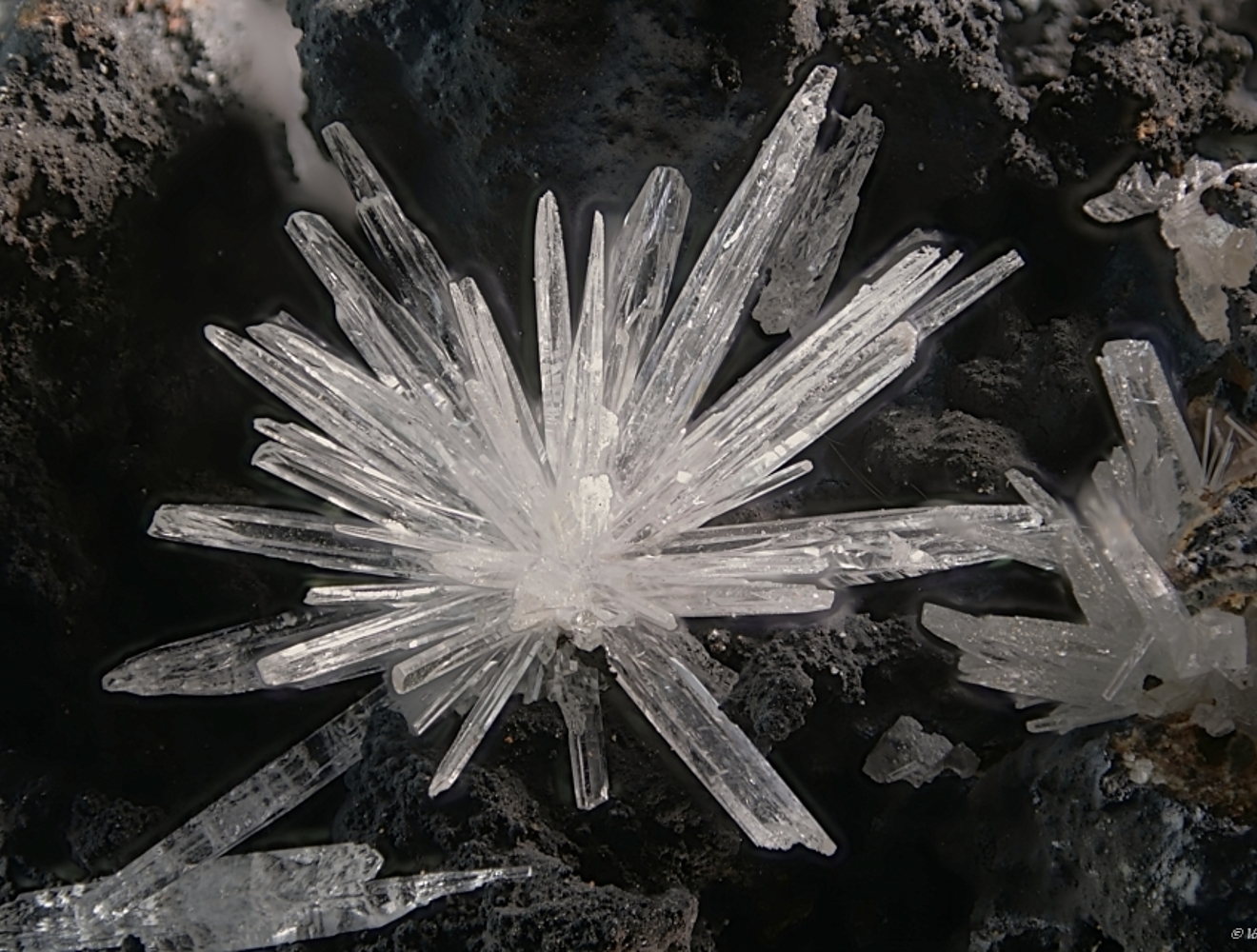 File:Caja de minerales y rocas 2012 001.JPG - Wikimedia Commons