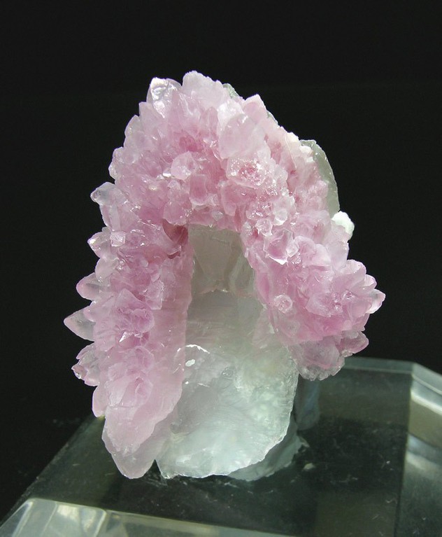 Rose Quartz: Mineral information, data and localities.