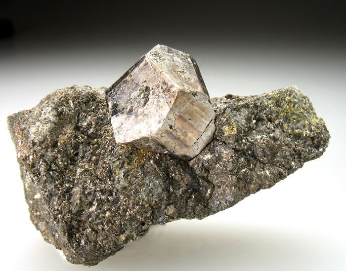 Apatite: Mineral information, data and localities.
